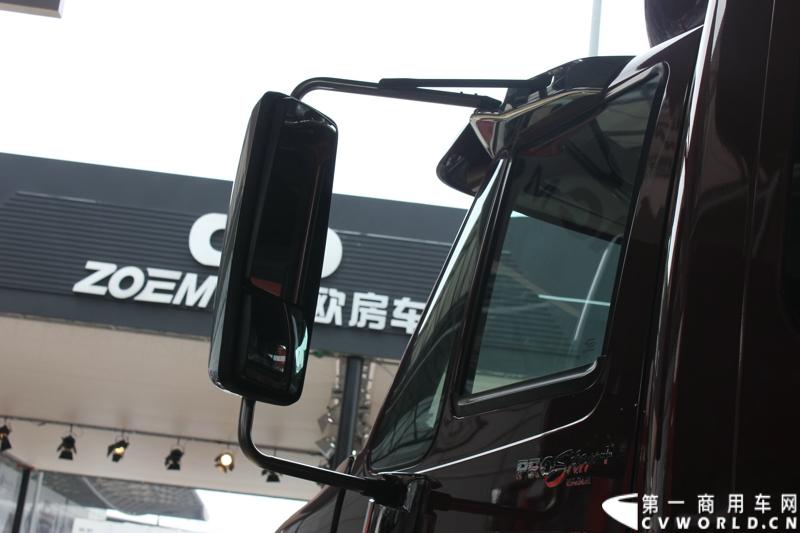 此次上海车展，纳威司达依然没有单独参展，而是选择与其在中国的合作伙伴江淮汽车共同参展，凸显双方紧密的战略伙伴关系。纳威司达带来了本届车展仅有的两辆长头卡车。