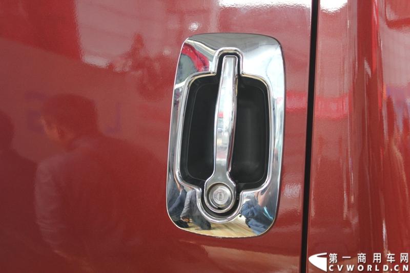 此次上海车展，纳威司达依然没有单独参展，而是选择与其在中国的合作伙伴江淮汽车共同参展，凸显双方紧密的战略伙伴关系。纳威司达带来了本届车展仅有的两辆长头卡车。