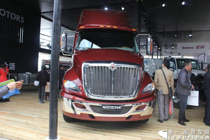此次上海车展，纳威司达依然没有单独参展，而是选择与其在中国的合作伙伴江淮汽车共同参展，凸显双方紧密的战略伙伴关系。纳威司达带来了本届车展仅有的两辆长头卡车。