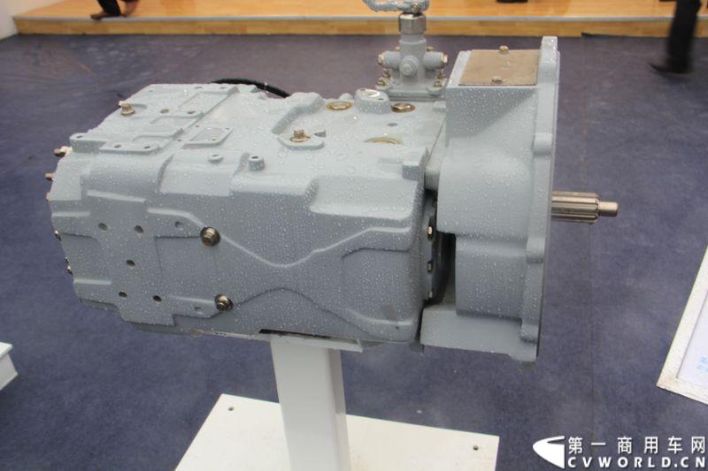 2013年上海车展展出的北奔重汽9档手动商用车变速箱。