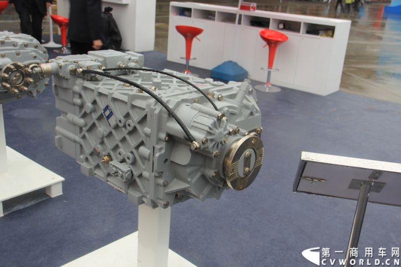 2013年上海车展展出的北奔重汽16档手动商用车变速箱。
