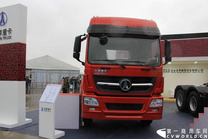 本次上海车展，北奔重汽公司携三款产品参展，其中高端物流车V3HT和窄车身轻量化车V3M两款车都是首次面市。图为北奔ND4240L23J7Z00 V3M 6X2牵引车。