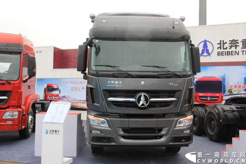 本次上海车展，北奔重汽公司携三款产品参展，其中高端物流车V3HT和窄车身轻量化车V3M两款车都是首次面市。图为北奔ND42500B33J7 V3HT 6X4牵引车。