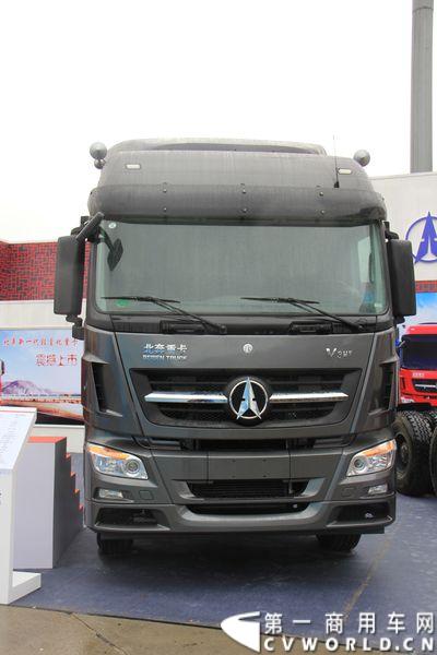 本次上海车展，北奔重汽公司携三款产品参展，其中高端物流车V3HT和窄车身轻量化车V3M两款车都是首次面市。图为北奔ND42500B33J7 V3HT 6X4牵引车。