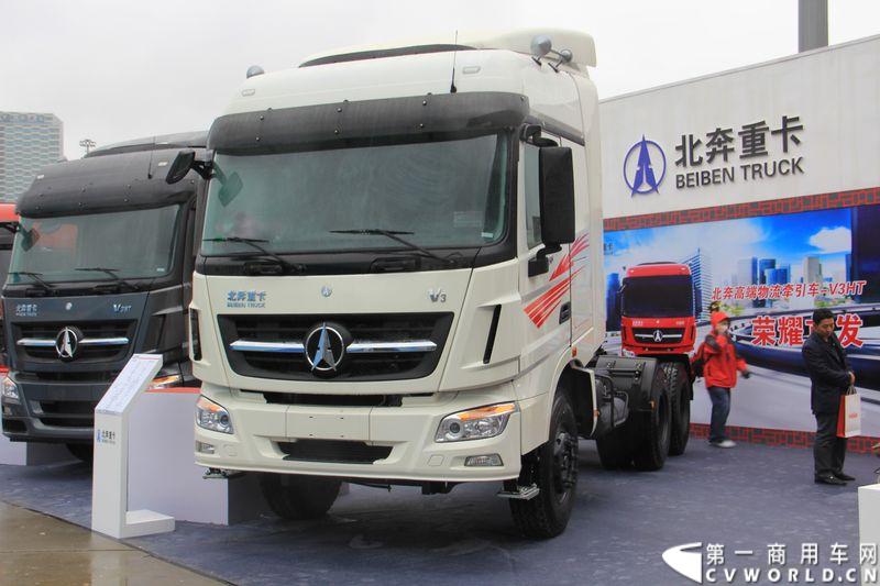本次上海车展，北奔重汽公司携三款产品参展，其中高端物流车V3HT和窄车身轻量化车V3M两款车都是首次面市。图为北奔ND42500B38J7 V3。