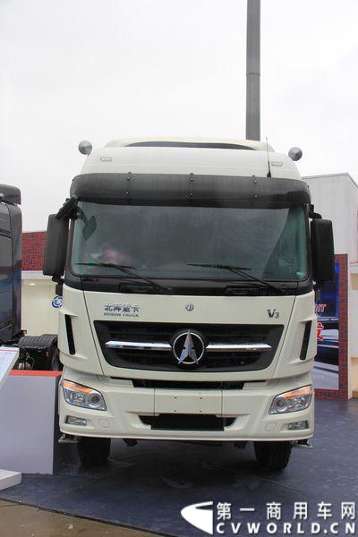 本次上海车展，北奔重汽公司携三款产品参展，其中高端物流车V3HT和窄车身轻量化车V3M两款车都是首次面市。图为北奔ND42500B38J7 V3。