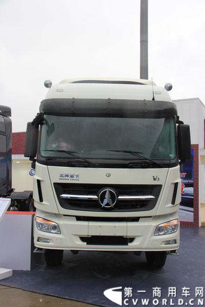 本次上海车展，北奔重汽公司携三款产品参展，其中高端物流车V3HT和窄车身轻量化车V3M两款车都是首次面市。图为北奔ND42500B38J7 V3。