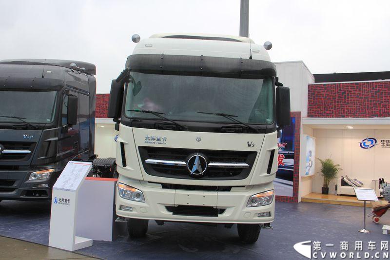 本次上海车展，北奔重汽公司携三款产品参展，其中高端物流车V3HT和窄车身轻量化车V3M两款车都是首次面市。图为北奔ND42500B38J7 V3。