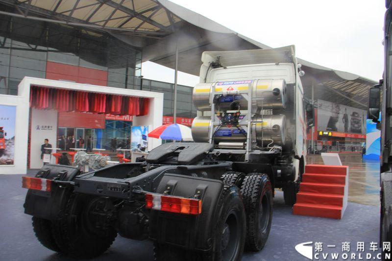 本次上海车展，北奔重汽公司携三款产品参展，其中高端物流车V3HT和窄车身轻量化车V3M两款车都是首次面市。图为北奔ND42500B38J7 V3。