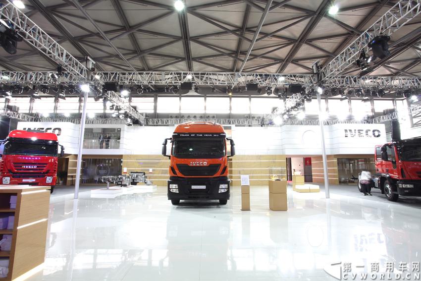 作为全球领先的商用车动力总成供应商之一，菲亚特动力科技将在2013年上海国际商用车展联合依维柯，展示最新的车用发动机。图为依维柯展台。