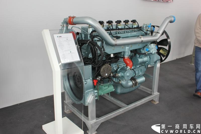 本届上海车展期间，中国重汽除了带来了九款整车展品，还带来了九款零部件。这些产品有融合中国重汽与曼双方精湛造车技艺的MC11、MC13大马力发动机等，图为10L系列天然气发动机。