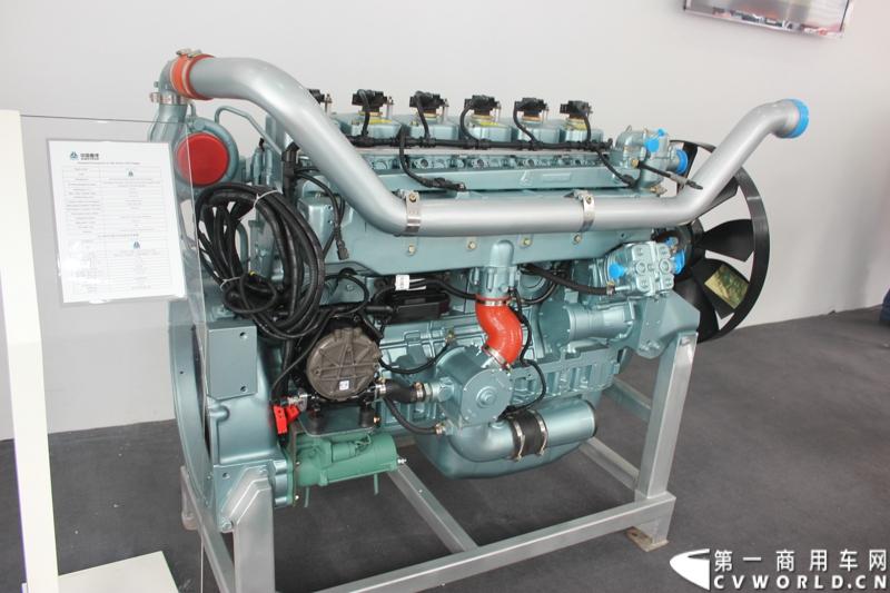 本届上海车展期间，中国重汽除了带来了九款整车展品，还带来了九款零部件。这些产品有融合中国重汽与曼双方精湛造车技艺的MC11、MC13大马力发动机等，图为10L系列天然气发动机。