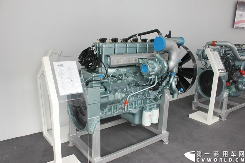 本届上海车展期间，中国重汽除了带来了九款整车展品，还带来了九款零部件。这些产品有融合中国重汽与曼双方精湛造车技艺的MC11、MC13大马力发动机等，图为12L系列天然气发动机。