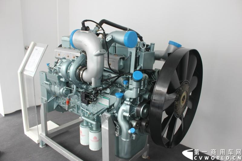 本届上海车展期间，中国重汽除了带来了九款整车展品，还带来了九款零部件。这些产品有融合中国重汽与曼双方精湛造车技艺的MC11、MC13大马力发动机等，图为12L系列天然气发动机。