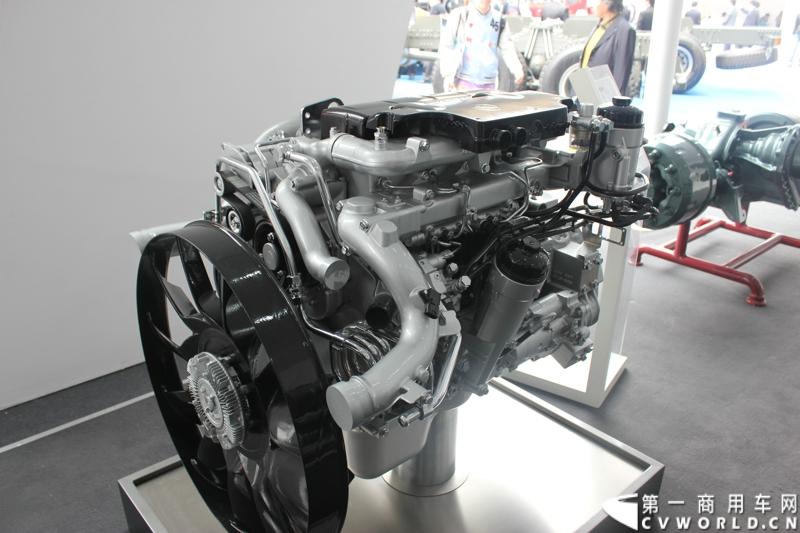本届上海车展期间，中国重汽除了带来了九款整车展品，还带来了九款零部件。这些产品有融合中国重汽与曼双方精湛造车技艺的MC11、MC13大马力发动机等，图为MC05中重卡柴油发动机。