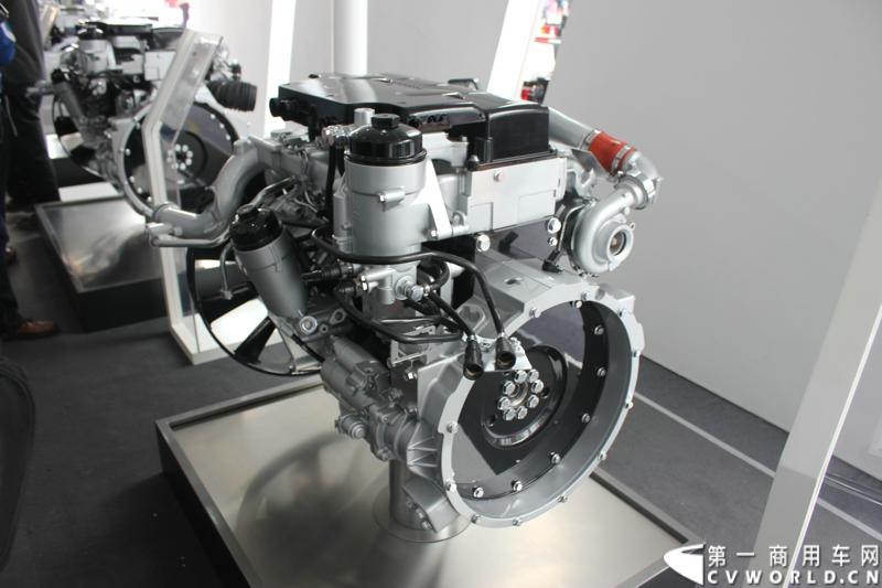 本届上海车展期间，中国重汽除了带来了九款整车展品，还带来了九款零部件。这些产品有融合中国重汽与曼双方精湛造车技艺的MC11、MC13大马力发动机等，图为MC05中重卡柴油发动机。