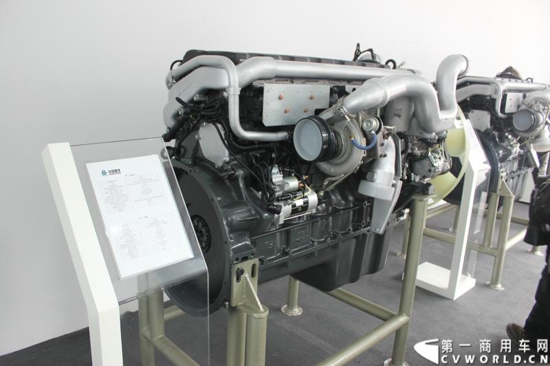 本届上海车展期间，中国重汽除了带来了九款整车展品，还带来了九款零部件。这些产品有融合中国重汽与曼双方精湛造车技艺的MC11、MC13大马力发动机等，图为MC11大马力发动机。