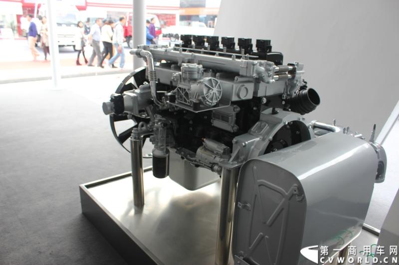 本届上海车展期间，中国重汽除了带来了九款整车展品，还带来了九款零部件。这些产品有融合中国重汽与曼双方精湛造车技艺的MC11、MC13大马力发动机等，图为MT07天然气发动机。