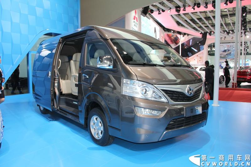 首款长安尊行商旅头等舱于4月20日上海国际车展高调进行“尊”亮相活动，作为长安首款高端豪华型商旅轻客由长安研究总院设计中心融合长安汽车五国九地研发智慧和国际资源，历时3年自主研发而成的全球战略车型。