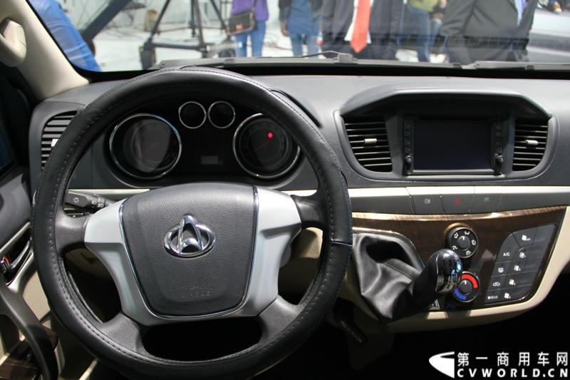 首款长安尊行商旅头等舱于4月20日上海国际车展高调进行“尊”亮相活动，作为长安首款高端豪华型商旅轻客由长安研究总院设计中心融合长安汽车五国九地研发智慧和国际资源，历时3年自主研发而成的全球战略车型。