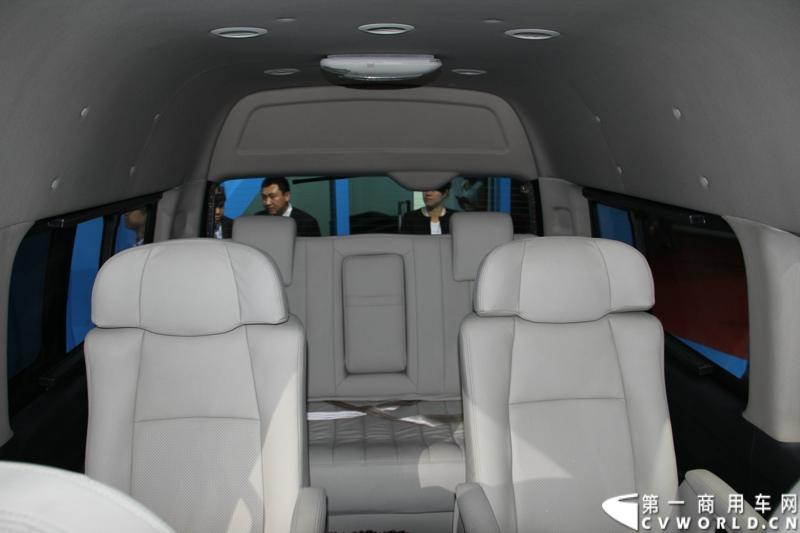 首款长安尊行商旅头等舱于4月20日上海国际车展高调进行“尊”亮相活动，作为长安首款高端豪华型商旅轻客由长安研究总院设计中心融合长安汽车五国九地研发智慧和国际资源，历时3年自主研发而成的全球战略车型。