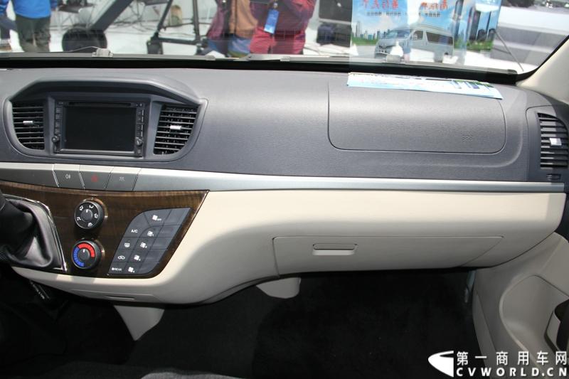 首款长安尊行商旅头等舱于4月20日上海国际车展高调进行“尊”亮相活动，作为长安首款高端豪华型商旅轻客由长安研究总院设计中心融合长安汽车五国九地研发智慧和国际资源，历时3年自主研发而成的全球战略车型。