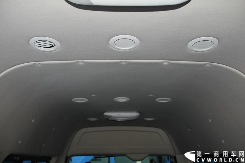 首款长安尊行商旅头等舱于4月20日上海国际车展高调进行“尊”亮相活动，作为长安首款高端豪华型商旅轻客由长安研究总院设计中心融合长安汽车五国九地研发智慧和国际资源，历时3年自主研发而成的全球战略车型。