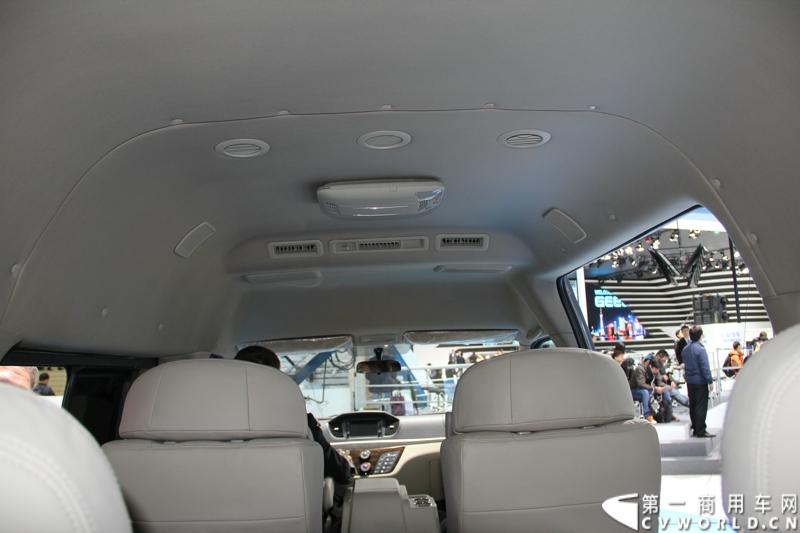 首款长安尊行商旅头等舱于4月20日上海国际车展高调进行“尊”亮相活动，作为长安首款高端豪华型商旅轻客由长安研究总院设计中心融合长安汽车五国九地研发智慧和国际资源，历时3年自主研发而成的全球战略车型。