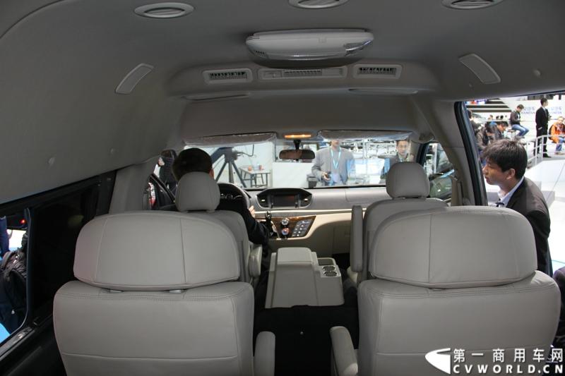 首款长安尊行商旅头等舱于4月20日上海国际车展高调进行“尊”亮相活动，作为长安首款高端豪华型商旅轻客由长安研究总院设计中心融合长安汽车五国九地研发智慧和国际资源，历时3年自主研发而成的全球战略车型。