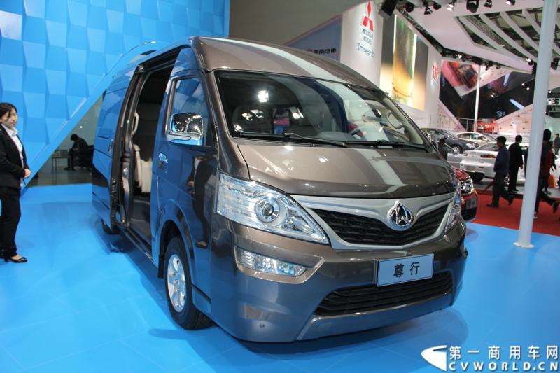 首款长安尊行商旅头等舱于4月20日上海国际车展高调进行“尊”亮相活动，作为长安首款高端豪华型商旅轻客由长安研究总院设计中心融合长安汽车五国九地研发智慧和国际资源，历时3年自主研发而成的全球战略车型。