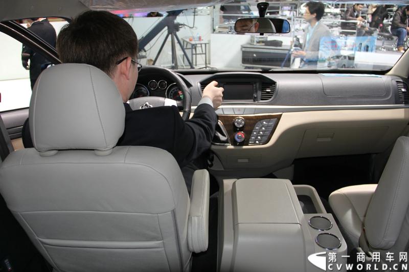 首款长安尊行商旅头等舱于4月20日上海国际车展高调进行“尊”亮相活动，作为长安首款高端豪华型商旅轻客由长安研究总院设计中心融合长安汽车五国九地研发智慧和国际资源，历时3年自主研发而成的全球战略车型。