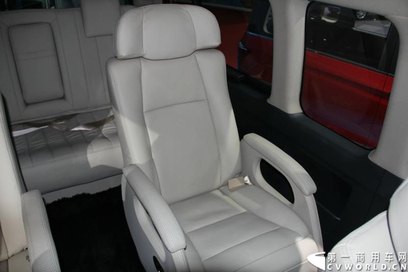 首款长安尊行商旅头等舱于4月20日上海国际车展高调进行“尊”亮相活动，作为长安首款高端豪华型商旅轻客由长安研究总院设计中心融合长安汽车五国九地研发智慧和国际资源，历时3年自主研发而成的全球战略车型。