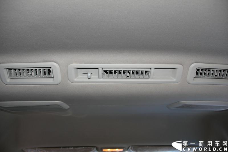 首款长安尊行商旅头等舱于4月20日上海国际车展高调进行“尊”亮相活动，作为长安首款高端豪华型商旅轻客由长安研究总院设计中心融合长安汽车五国九地研发智慧和国际资源，历时3年自主研发而成的全球战略车型。