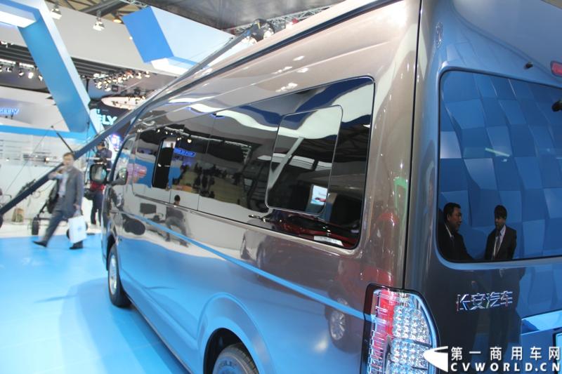 首款长安尊行商旅头等舱于4月20日上海国际车展高调进行“尊”亮相活动，作为长安首款高端豪华型商旅轻客由长安研究总院设计中心融合长安汽车五国九地研发智慧和国际资源，历时3年自主研发而成的全球战略车型。