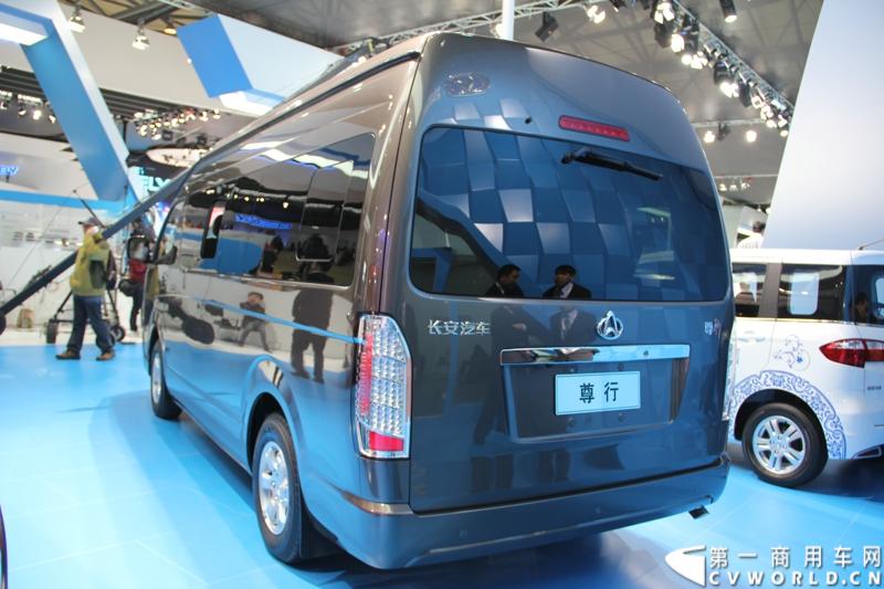 首款长安尊行商旅头等舱于4月20日上海国际车展高调进行“尊”亮相活动，作为长安首款高端豪华型商旅轻客由长安研究总院设计中心融合长安汽车五国九地研发智慧和国际资源，历时3年自主研发而成的全球战略车型。