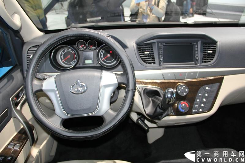 首款长安尊行商旅头等舱于4月20日上海国际车展高调进行“尊”亮相活动，作为长安首款高端豪华型商旅轻客由长安研究总院设计中心融合长安汽车五国九地研发智慧和国际资源，历时3年自主研发而成的全球战略车型。