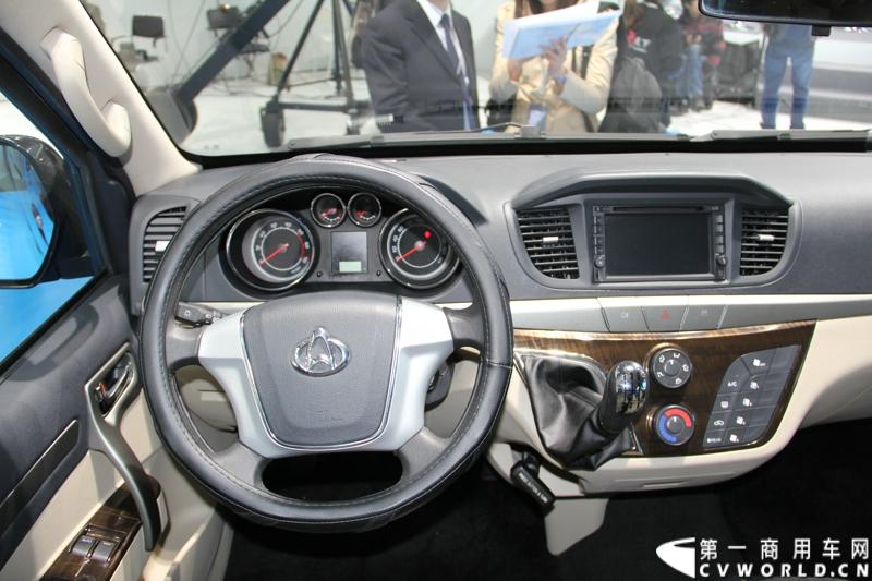 首款长安尊行商旅头等舱于4月20日上海国际车展高调进行“尊”亮相活动，作为长安首款高端豪华型商旅轻客由长安研究总院设计中心融合长安汽车五国九地研发智慧和国际资源，历时3年自主研发而成的全球战略车型。