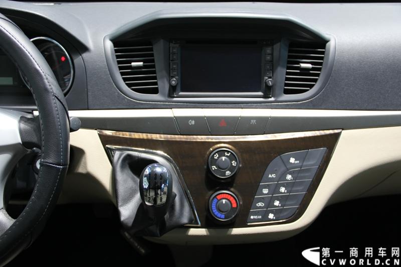 首款长安尊行商旅头等舱于4月20日上海国际车展高调进行“尊”亮相活动，作为长安首款高端豪华型商旅轻客由长安研究总院设计中心融合长安汽车五国九地研发智慧和国际资源，历时3年自主研发而成的全球战略车型。