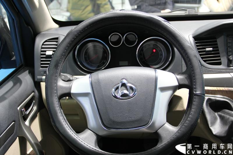 首款长安尊行商旅头等舱于4月20日上海国际车展高调进行“尊”亮相活动，作为长安首款高端豪华型商旅轻客由长安研究总院设计中心融合长安汽车五国九地研发智慧和国际资源，历时3年自主研发而成的全球战略车型。