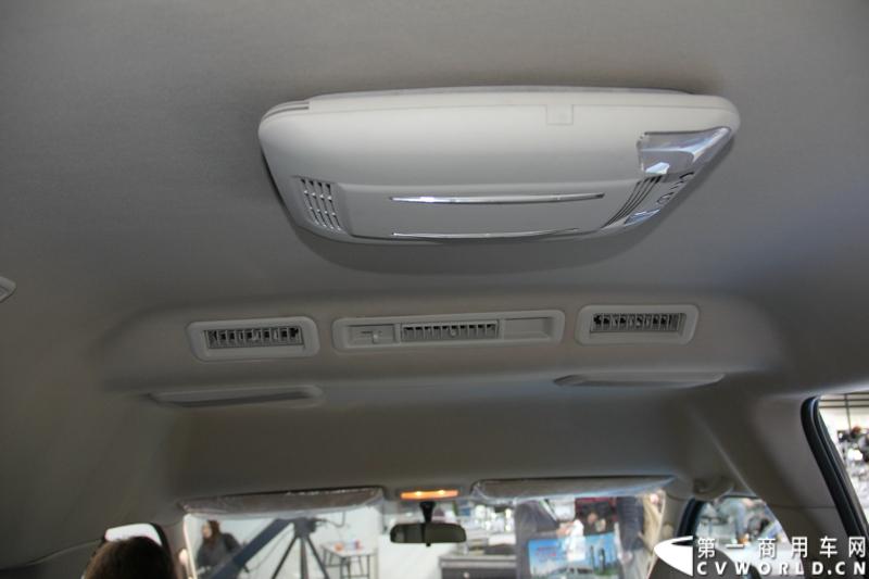 首款长安尊行商旅头等舱于4月20日上海国际车展高调进行“尊”亮相活动，作为长安首款高端豪华型商旅轻客由长安研究总院设计中心融合长安汽车五国九地研发智慧和国际资源，历时3年自主研发而成的全球战略车型。