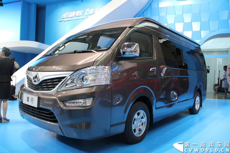 首款长安尊行商旅头等舱于4月20日上海国际车展高调进行“尊”亮相活动，作为长安首款高端豪华型商旅轻客由长安研究总院设计中心融合长安汽车五国九地研发智慧和国际资源，历时3年自主研发而成的全球战略车型。