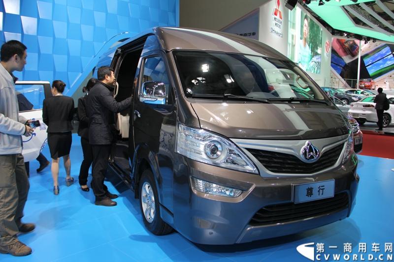 首款长安尊行商旅头等舱于4月20日上海国际车展高调进行“尊”亮相活动，作为长安首款高端豪华型商旅轻客由长安研究总院设计中心融合长安汽车五国九地研发智慧和国际资源，历时3年自主研发而成的全球战略车型。