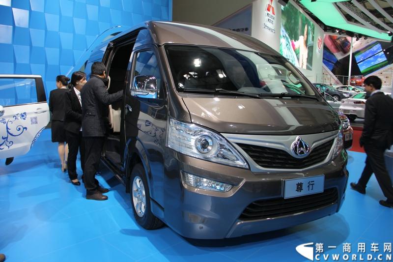首款长安尊行商旅头等舱于4月20日上海国际车展高调进行“尊”亮相活动，作为长安首款高端豪华型商旅轻客由长安研究总院设计中心融合长安汽车五国九地研发智慧和国际资源，历时3年自主研发而成的全球战略车型。
