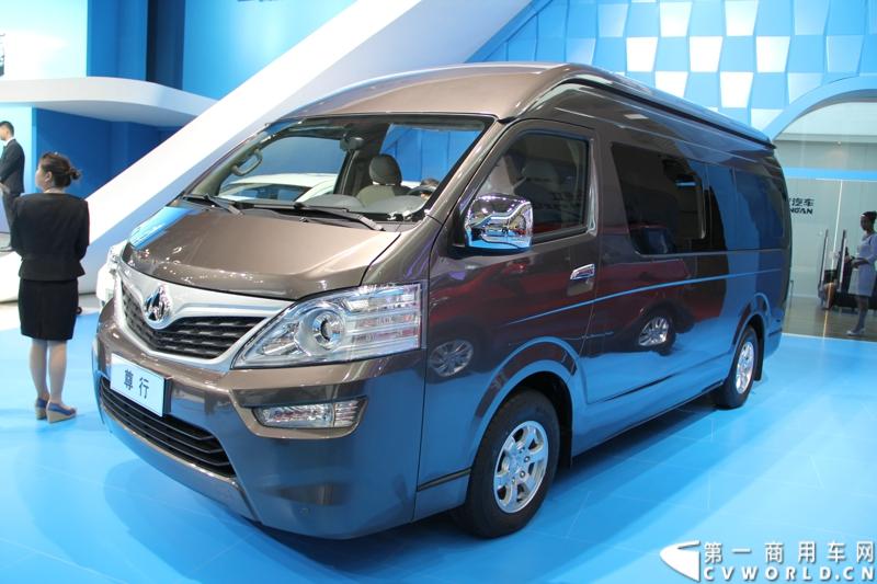 首款长安尊行商旅头等舱于4月20日上海国际车展高调进行“尊”亮相活动，作为长安首款高端豪华型商旅轻客由长安研究总院设计中心融合长安汽车五国九地研发智慧和国际资源，历时3年自主研发而成的全球战略车型。