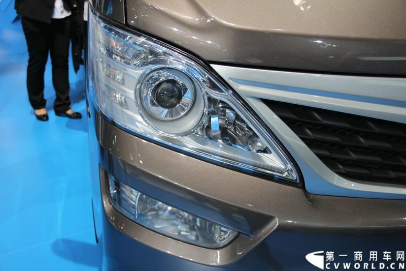 首款长安尊行商旅头等舱于4月20日上海国际车展高调进行“尊”亮相活动，作为长安首款高端豪华型商旅轻客由长安研究总院设计中心融合长安汽车五国九地研发智慧和国际资源，历时3年自主研发而成的全球战略车型。