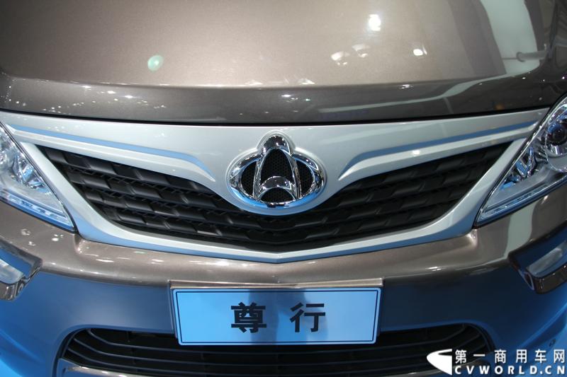 首款长安尊行商旅头等舱于4月20日上海国际车展高调进行“尊”亮相活动，作为长安首款高端豪华型商旅轻客由长安研究总院设计中心融合长安汽车五国九地研发智慧和国际资源，历时3年自主研发而成的全球战略车型。