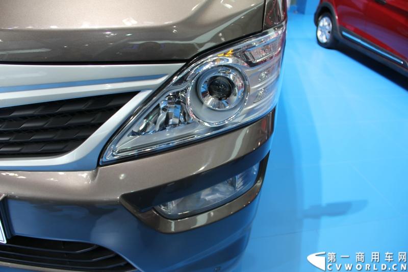 首款长安尊行商旅头等舱于4月20日上海国际车展高调进行“尊”亮相活动，作为长安首款高端豪华型商旅轻客由长安研究总院设计中心融合长安汽车五国九地研发智慧和国际资源，历时3年自主研发而成的全球战略车型。