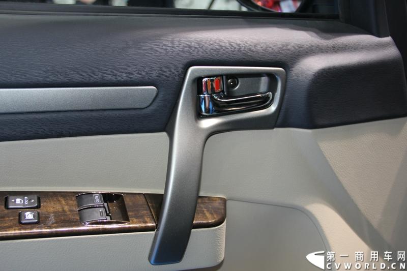 首款长安尊行商旅头等舱于4月20日上海国际车展高调进行“尊”亮相活动，作为长安首款高端豪华型商旅轻客由长安研究总院设计中心融合长安汽车五国九地研发智慧和国际资源，历时3年自主研发而成的全球战略车型。