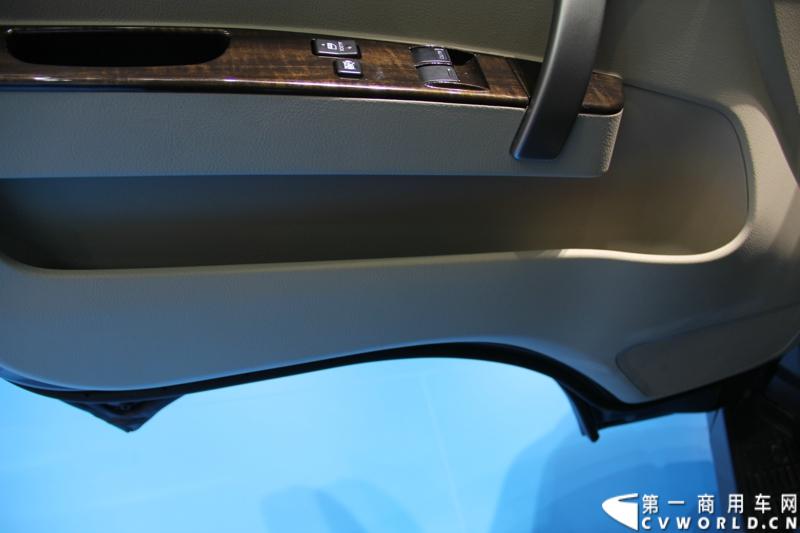 首款长安尊行商旅头等舱于4月20日上海国际车展高调进行“尊”亮相活动，作为长安首款高端豪华型商旅轻客由长安研究总院设计中心融合长安汽车五国九地研发智慧和国际资源，历时3年自主研发而成的全球战略车型。