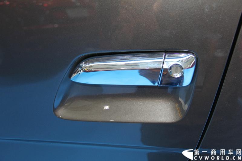 首款长安尊行商旅头等舱于4月20日上海国际车展高调进行“尊”亮相活动，作为长安首款高端豪华型商旅轻客由长安研究总院设计中心融合长安汽车五国九地研发智慧和国际资源，历时3年自主研发而成的全球战略车型。